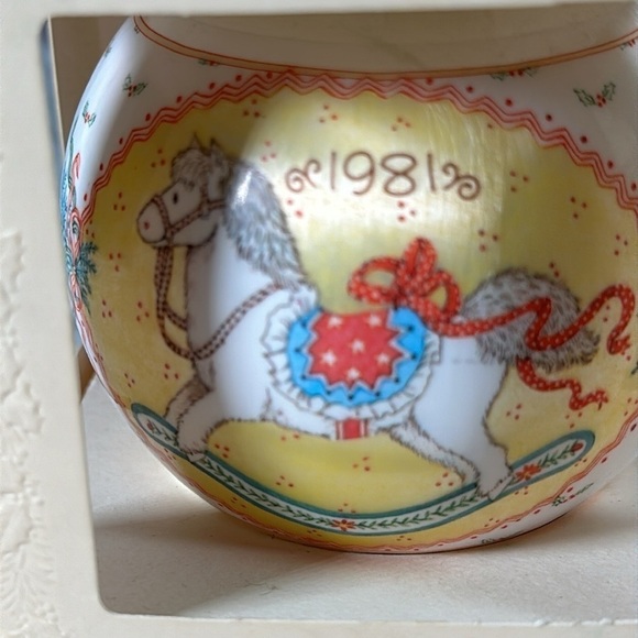 Vintage Hallmark Christmas Unbreakable Satin Ornament for Granddaughter 1981 NEW - Picture 2 of 8